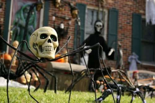 Жуткие и ужасные декорации на Хэллоуин для дома и улицы (32 фото)