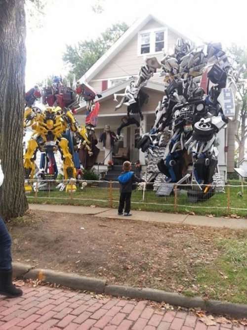 Жуткие и ужасные декорации на Хэллоуин для дома и улицы (32 фото)