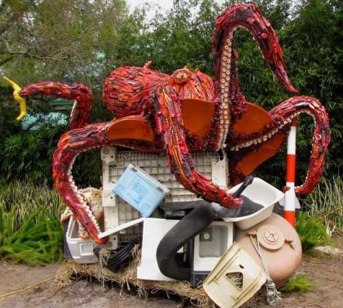 Скульптуры морских обитателей из пластикового мусора, прибитого к берегу (14 фото)