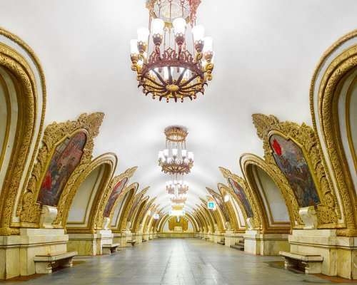 Гипнотизирующая красота станций московского метро в фотографиях Дэвида Бурдени (9 фото)