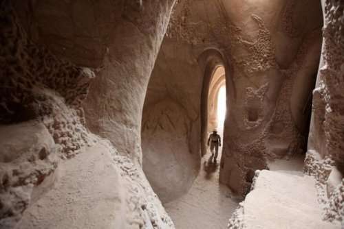 Рукотворные пещеры невероятной красоты в пустыне Нью-Мексико (17 фото)