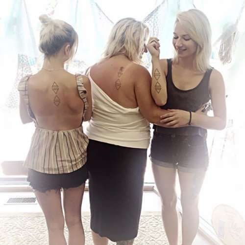 Парные татуировки для мам и дочерей (37 фото)