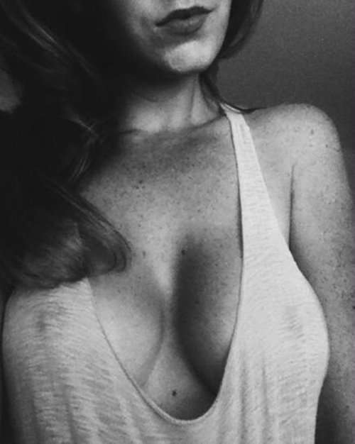 Девушки из соцсетей с соблазнительной грудью (30 фото)