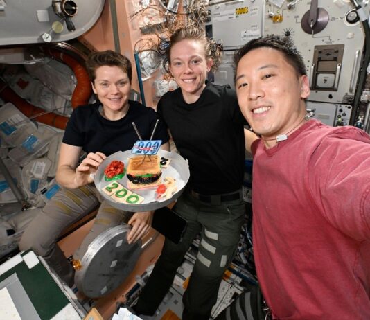 Astronautas da ISS continuam trabalhando apesar da paralisação do governo dos EUA