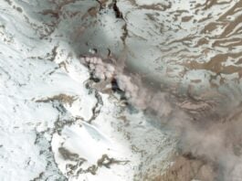 Стовп пилу долає кордони: Чилійський вулкан привертає увагу з космосу