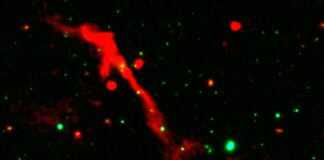 Пробуджена чорна діра випускає спалах довжиною в мільйон світлових років